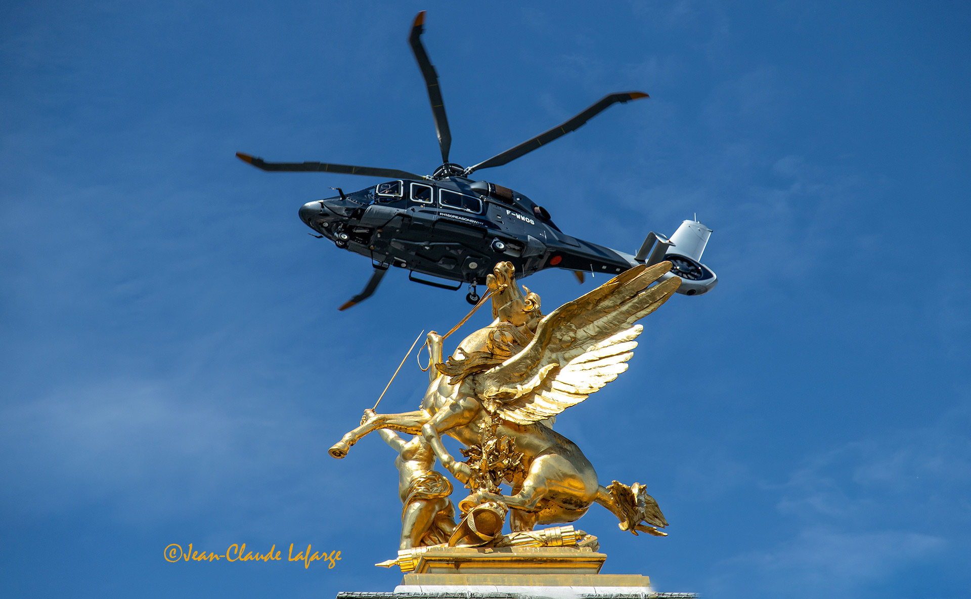 Pégasse du Pont Alexandre III et l'hélicoptère en approche pour se poser sur l'esplanade des Invalides.